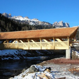 Ponte ciclopedonale coperto in legno con luce di circa 30 m
